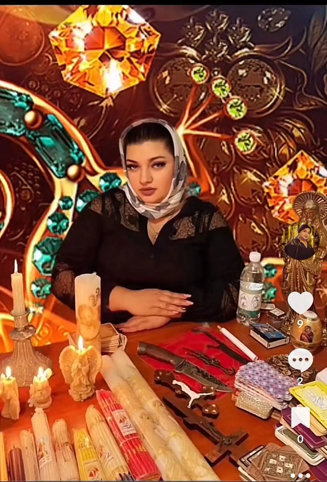 Обряд гадания на Таро — гадалка проводит эзотерический ритуал при свечах